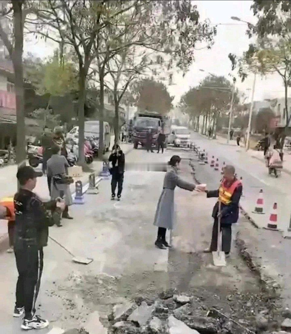 被第一张图感动，被第二张图恶心到了​​​