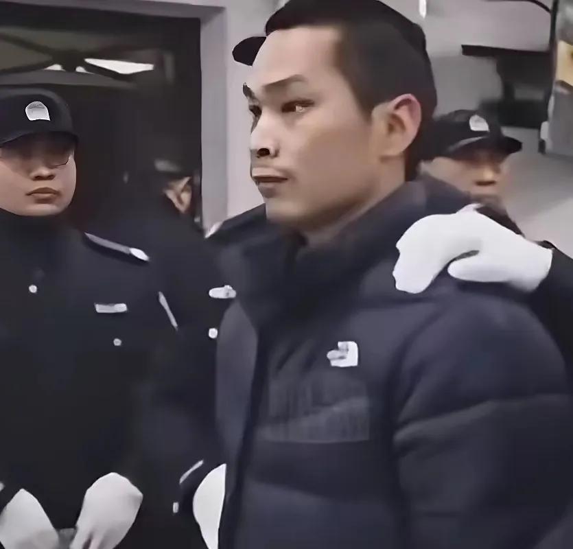 崔某一审被判死刑，听说庭审的时候，崔某的亲人没有一个到场来看他。被判结果出来后