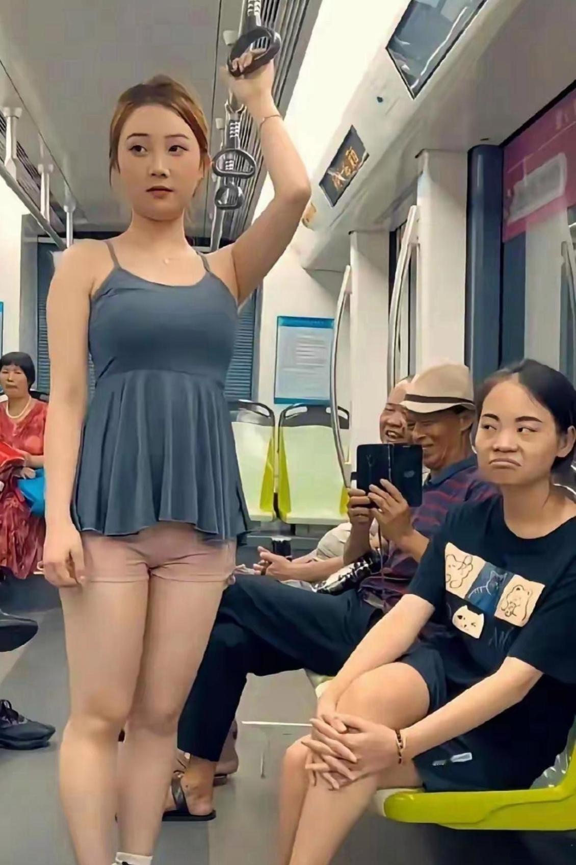 公交车上这一幕，看得众人都尴尬了！坐公交的时候偶然遇见一位女生，一身清凉穿