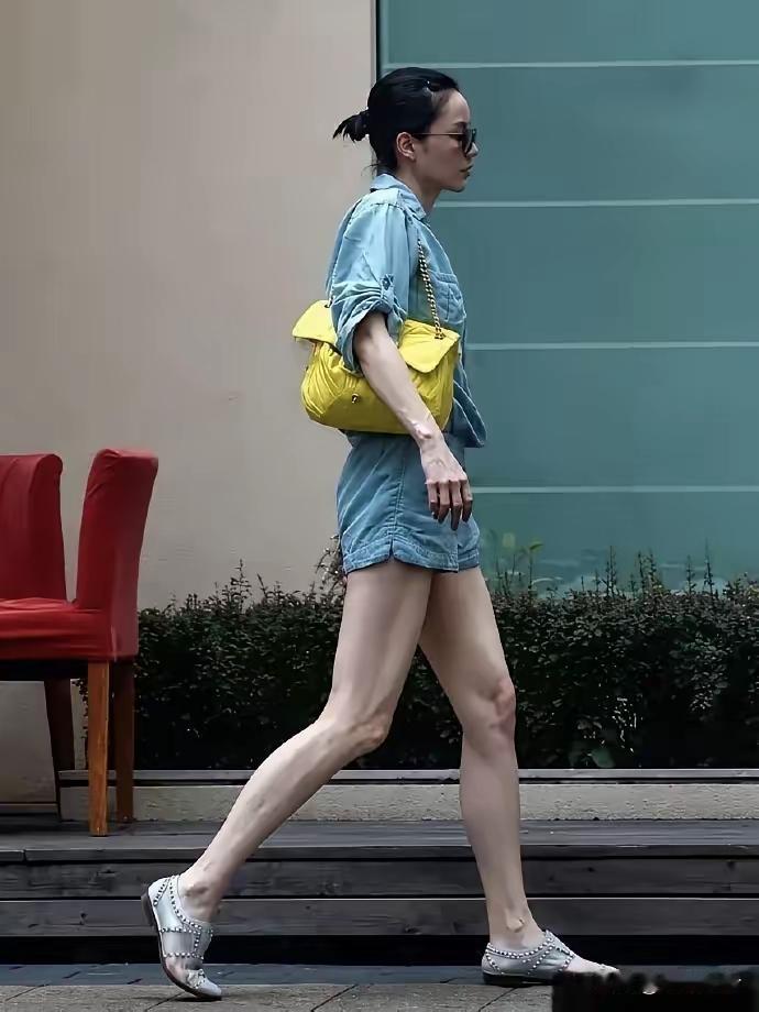 57岁的王菲一露面，真让人倒吸一口凉气！看看咱身边同龄人，不是带孙子就是跳广场舞