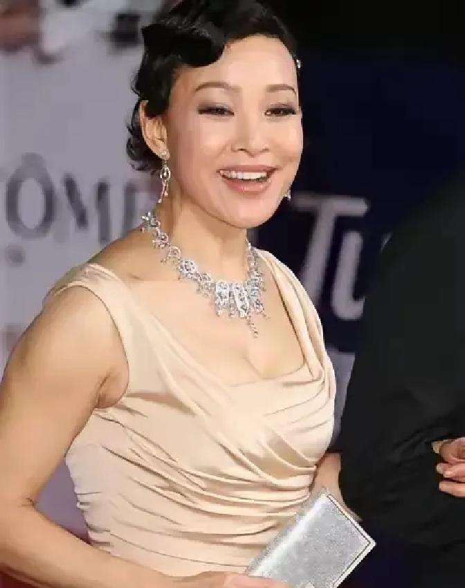 陈冲1998年悄悄去南宁福利院抱走一对双胞胎女婴，当时她已定居美国，却跑回国办手