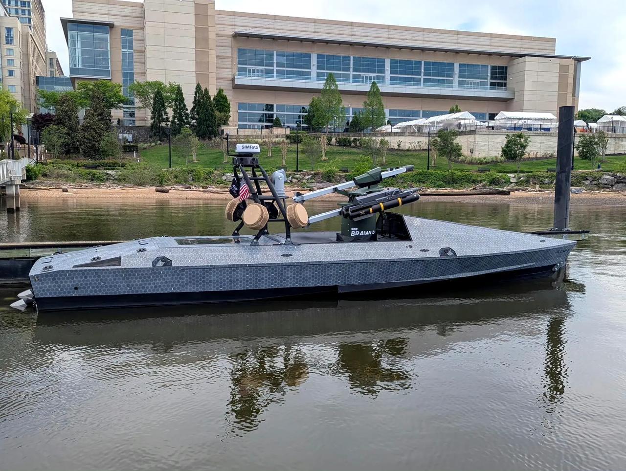 美国海军仿效乌克兰海军，发展出了新型无人攻击艇“彗星”，最大航速可以达到45节。