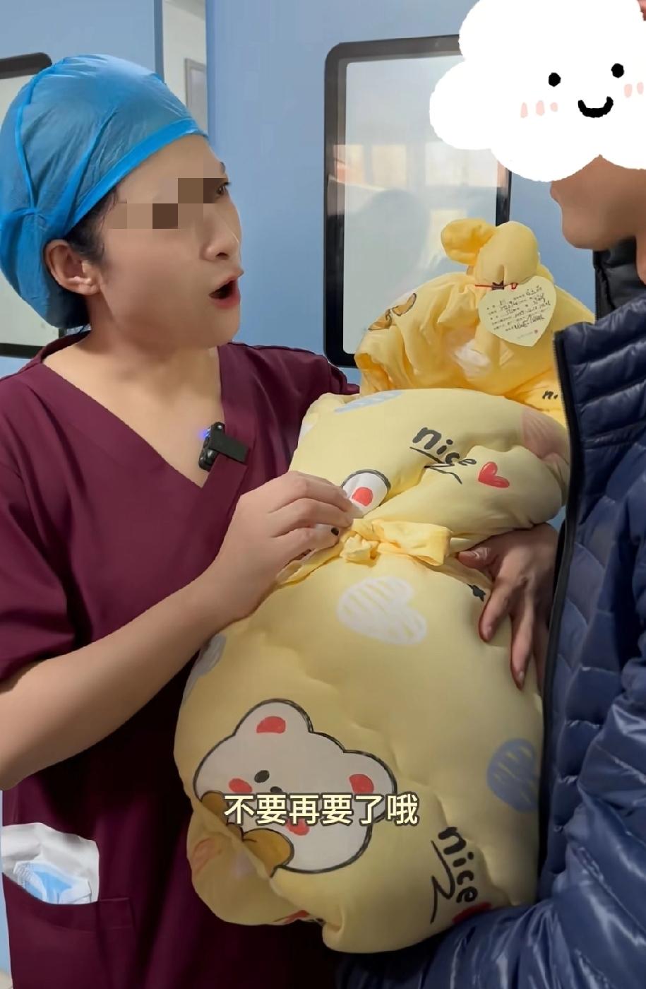 护士小姐姐抱出44岁高龄产妇生的孩子，给家属交代的第一件事就是不要再要了。4