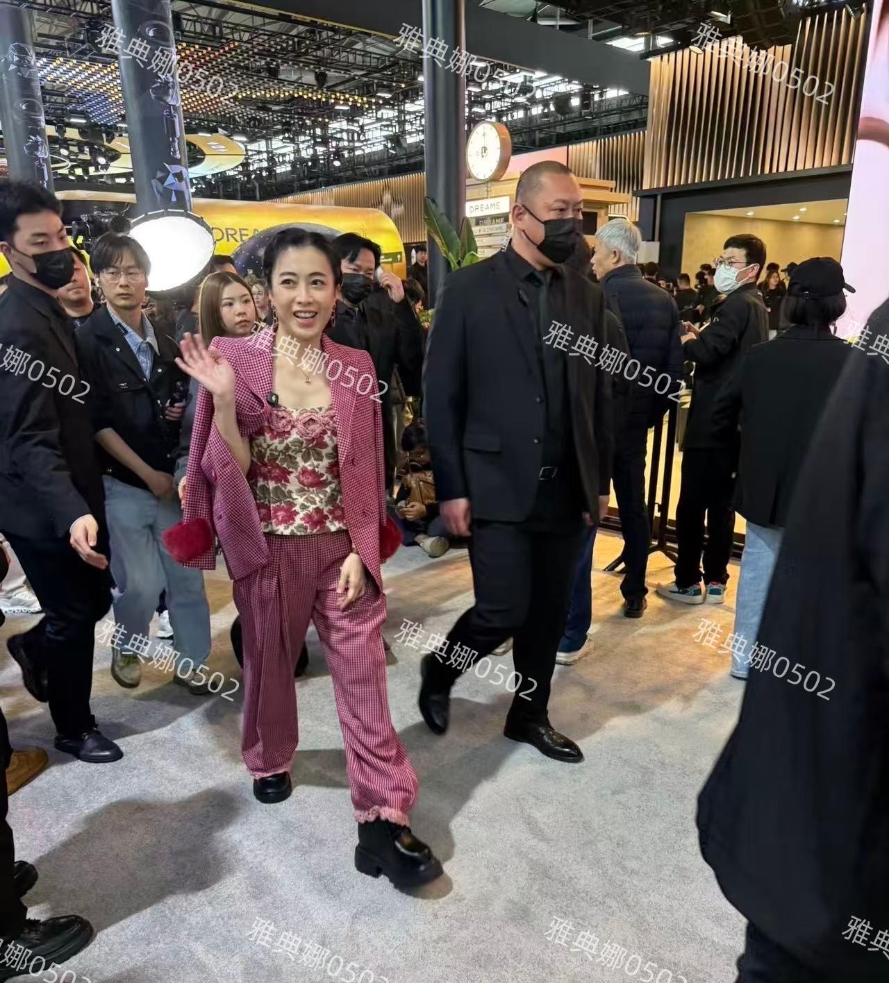 所谓的香港女首富富婆甘比本人真的好幻灭，她穿了一双很厚底的松糕鞋，感觉还不到1米