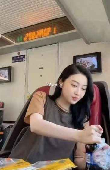 景甜在高铁上开吃播，带手套吃鸭翅喝可乐，太接地气了吧