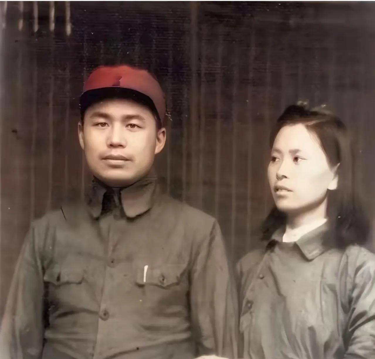 在抗战那个烽火连天的岁月，爱情也在悄然绽放。王近山，身着深绿色军装，严肃而坚毅；