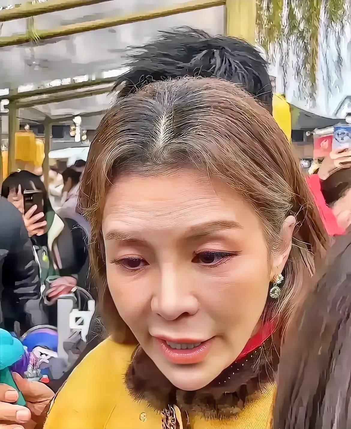 曾经的荧屏明星主持，如今变化也太大了吧，合着岁月的刻刀可着她一个人造了，看