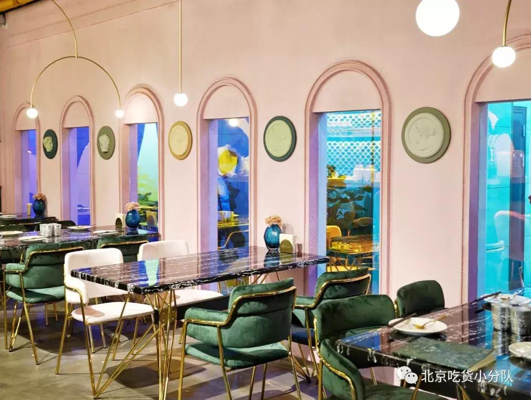 你花两百块吃顿&34;现炒&34;，人家后厨就俩阿姨拆袋子叮微波炉上海一家云南菜餐厅，装修漂亮，菜价