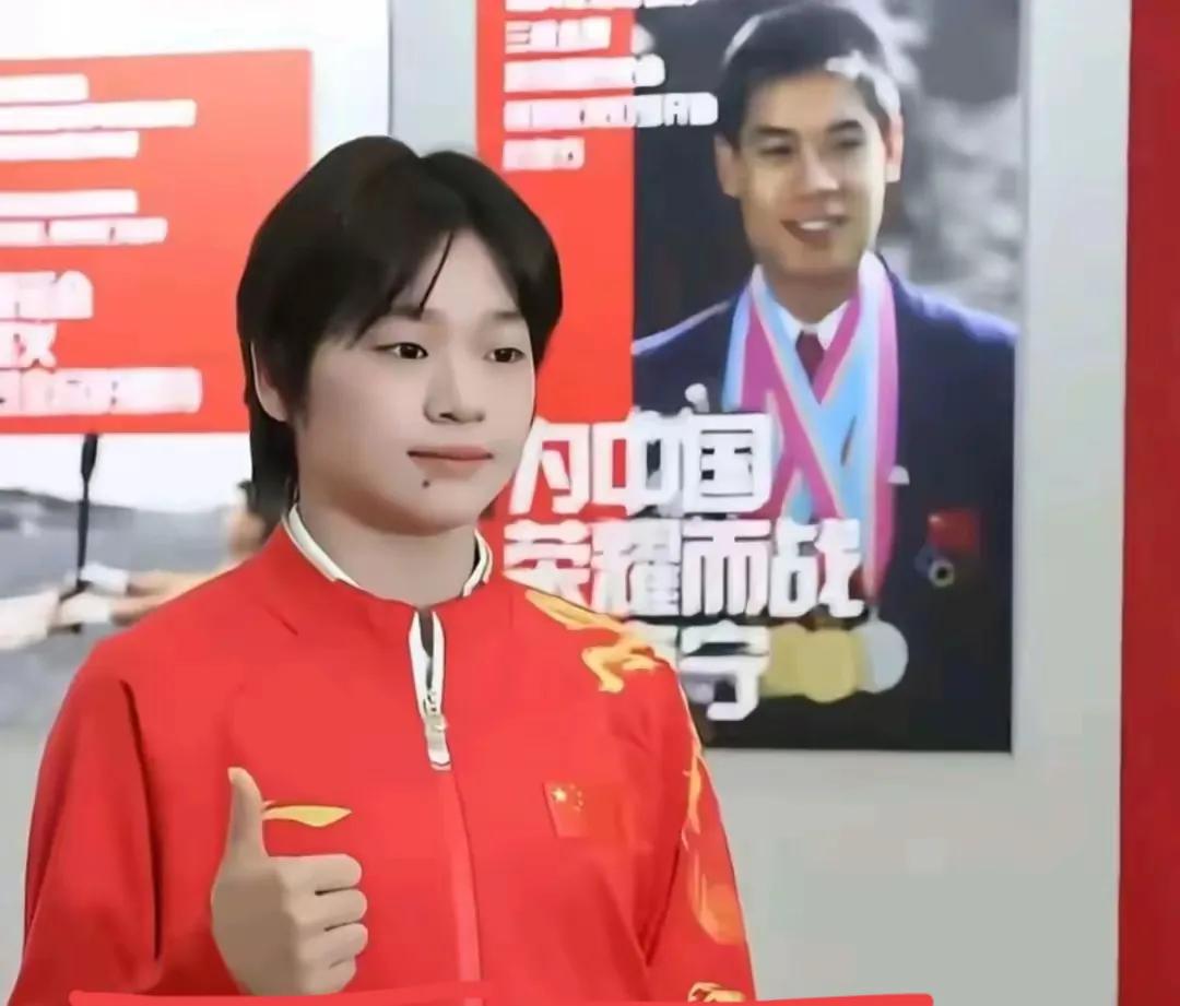 全红婵以“不计前嫌”的态度化解争议，通过与李宁的深度合作及公众互动，展现了运动员
