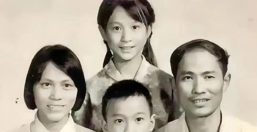 娇兰悄悄撤下了刘嘉玲的首页，但没发任何声明。他们没解约，只是让她的脸“消失