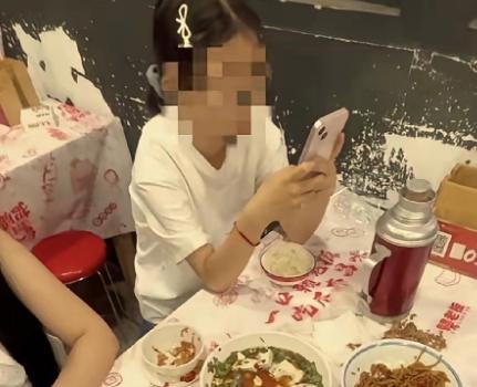 现在不少顾客的消费观念歪得没边！南昌有两位女子在饭店把一桌子菜吃得干干净净，吃完