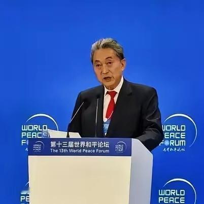 日本亲华前首相鸠山由纪夫曾直言：“如今中国的国力早已与美国不相上下，但若是中国孤