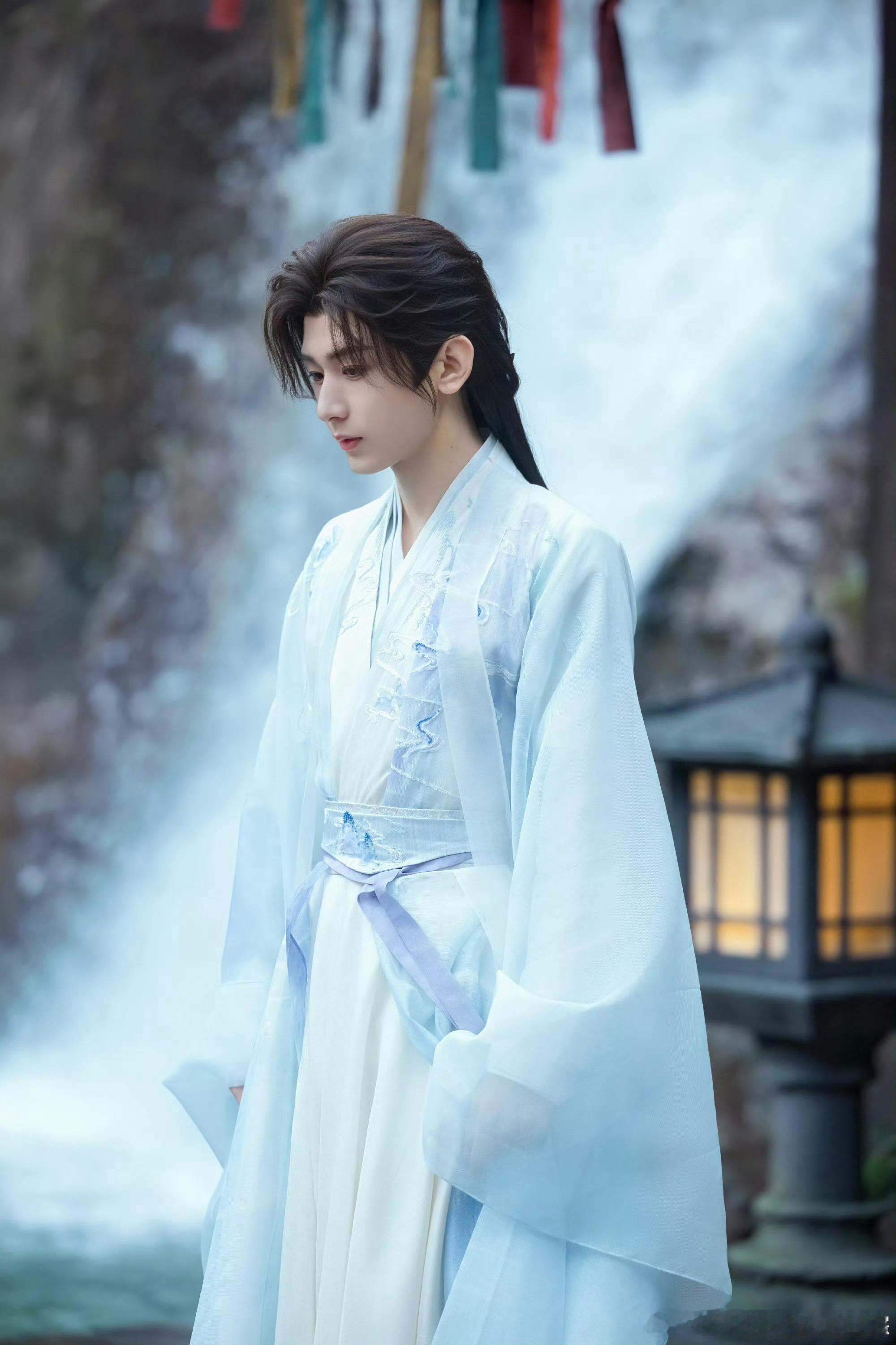 谁来懂一下成毅这个身段成毅演活王权富贵！青衫舒展、肩线贵气，垂眸时眉眼硬朗，蹲