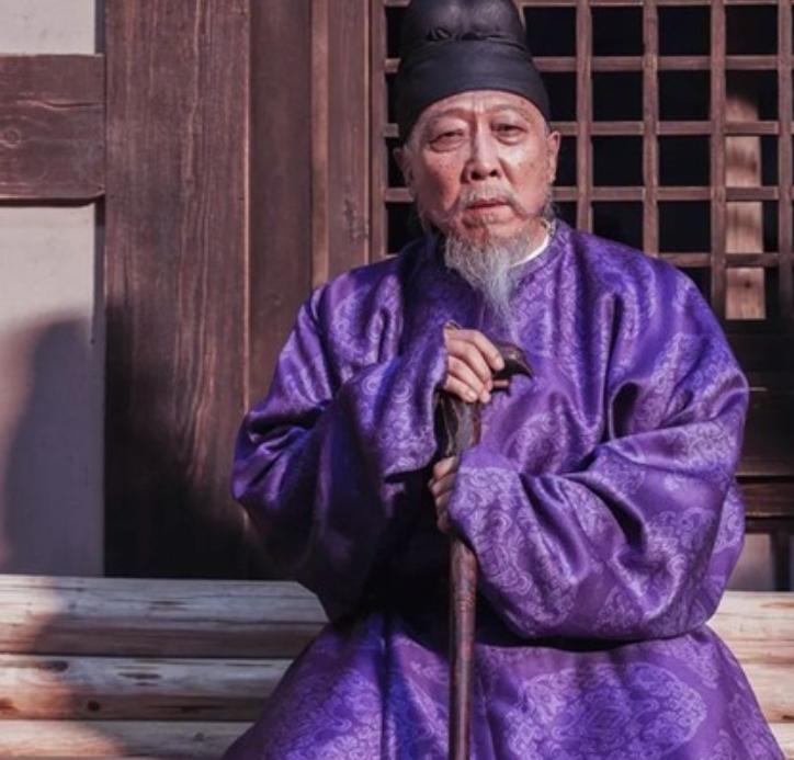 744年，86岁的贺知章向唐玄宗递交辞呈，唐玄宗想着他年纪大了，就极力挽留，但贺