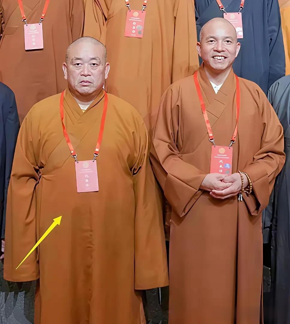 两代方丈合影，释永信严肃、印乐开心，或许心态不一样，心情也不同。释永信就像个
