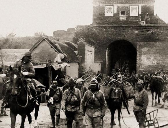 1943年，三个伪军把个货郎堵在城门口，翻出两盒盘尼西林就要按汉奸罪枪毙，旁边剃