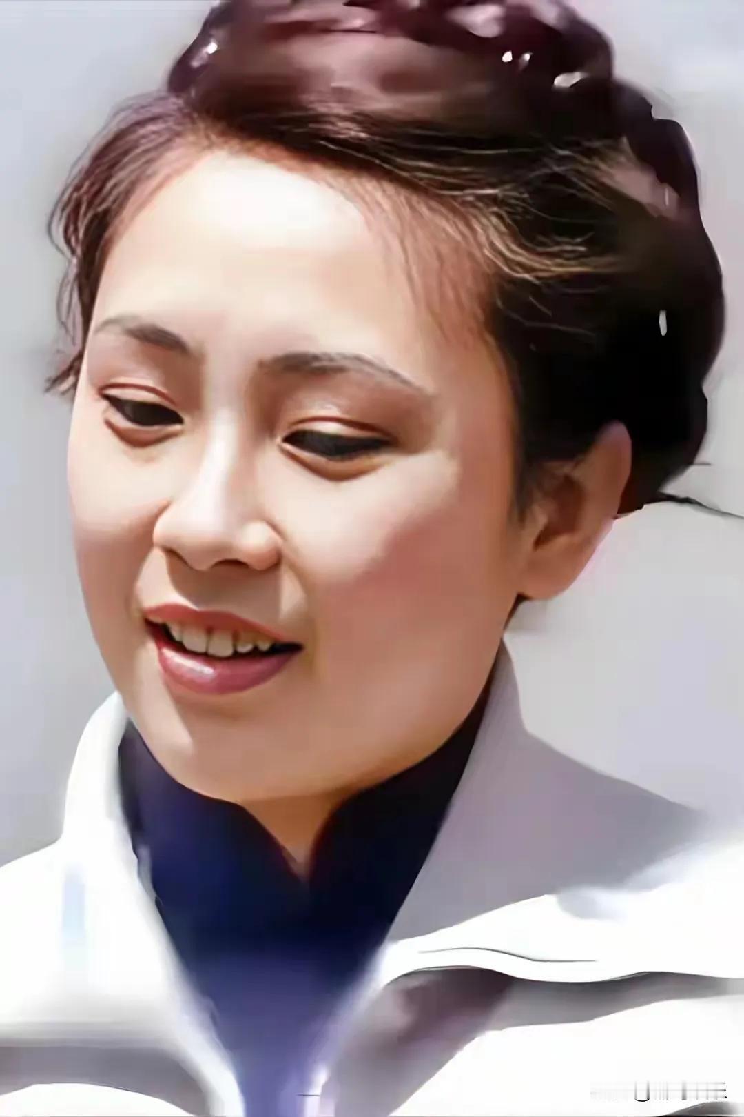 和李连杰合作演戏的女星都是绝代佳人，但李连杰从无绯闻传出。也难怪，那时他家里有美