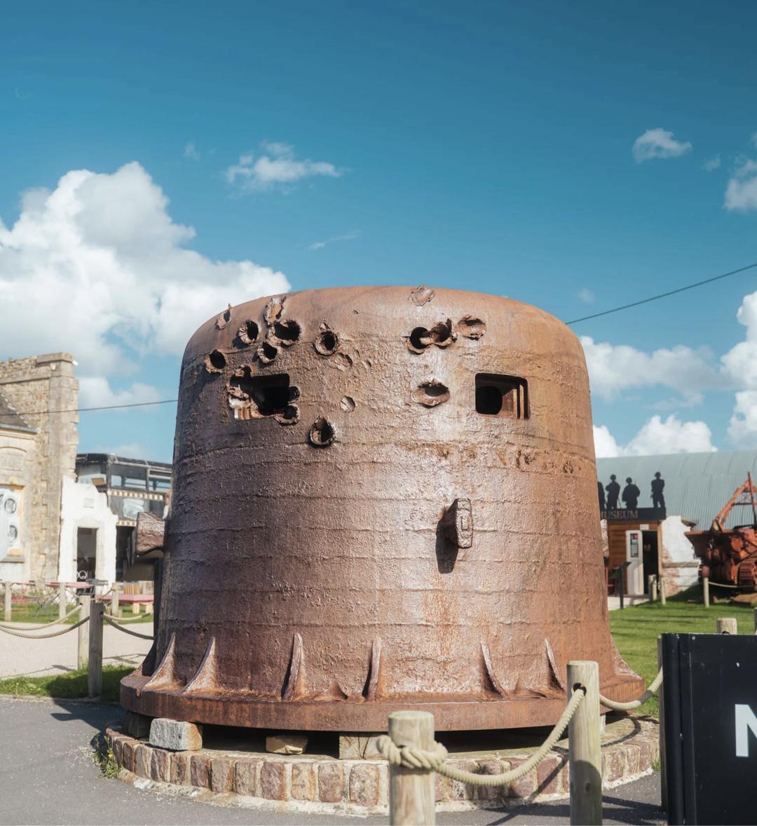 一个在奥马哈的装甲钟堡垒。该钟炮壁厚250-295毫米，重56吨，内径2.25米