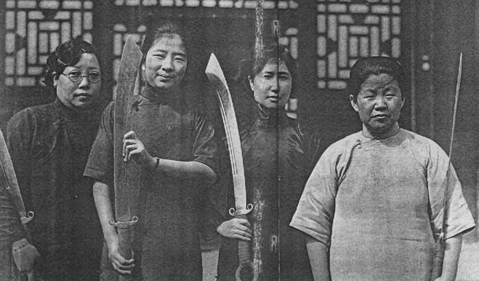 1852年，一个17岁的姑娘，手提百斤大刀，在塘湾桥上杀退上千清兵。外国记者亲眼