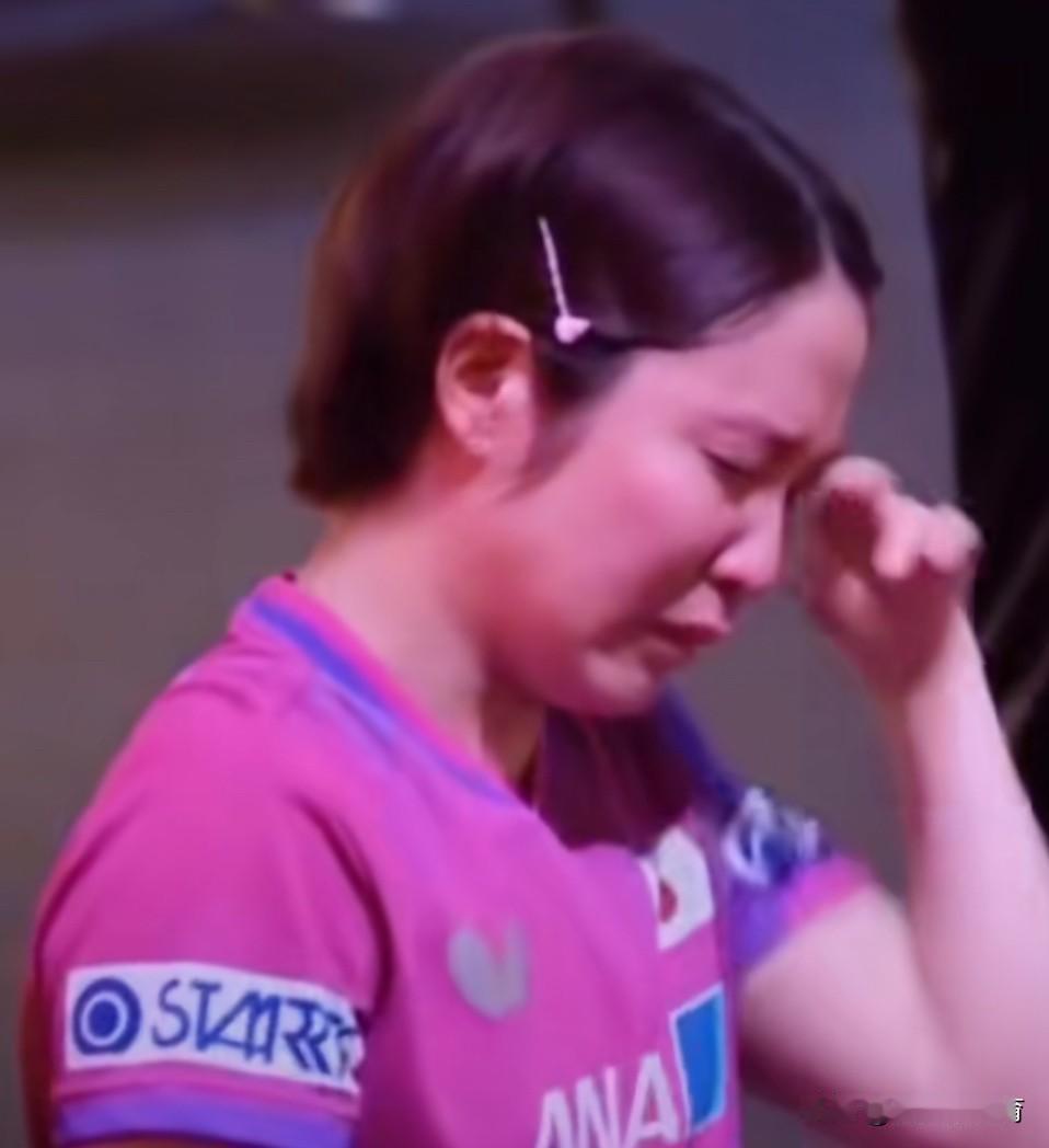 平野美宇昨天比完赛哭得更凶了，蹲在地上失声痛哭[哭哭]然后又坐在凳子上哭得根本劝
