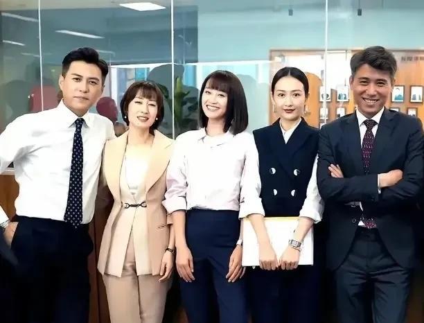 左边的是大帅哥靳东，最右边的李乃文，中间这位美女是蒋欣吗？长相甜美，气宇不凡！妥