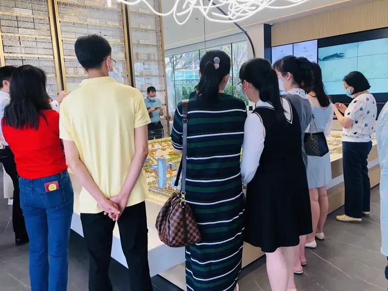 男子为追售楼小姐，29次去看房，最后一次小姐说：你买了我就嫁给你“王先生，