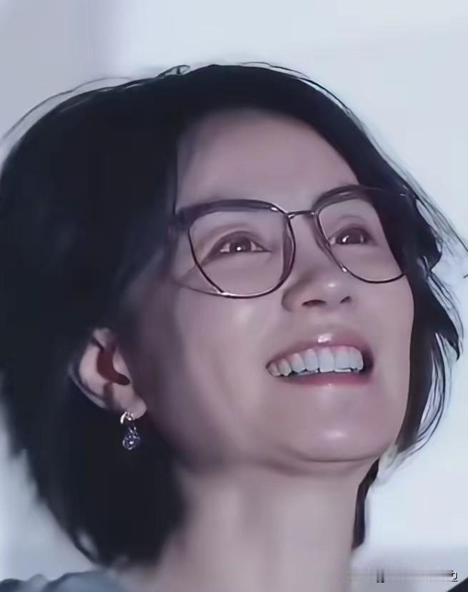 终于理解谢霆锋了，在8🈷️22日那英演唱会上，​57岁的王菲，被那英点名时，