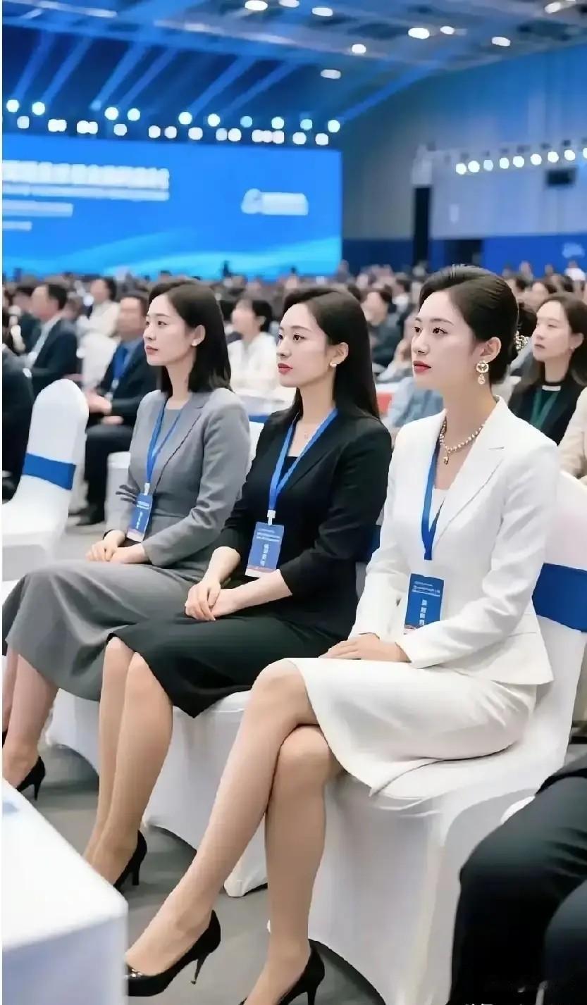 气质这东西是与生俱来的，即使她们除去光鲜的外表，也不是一般人能比拟的！！