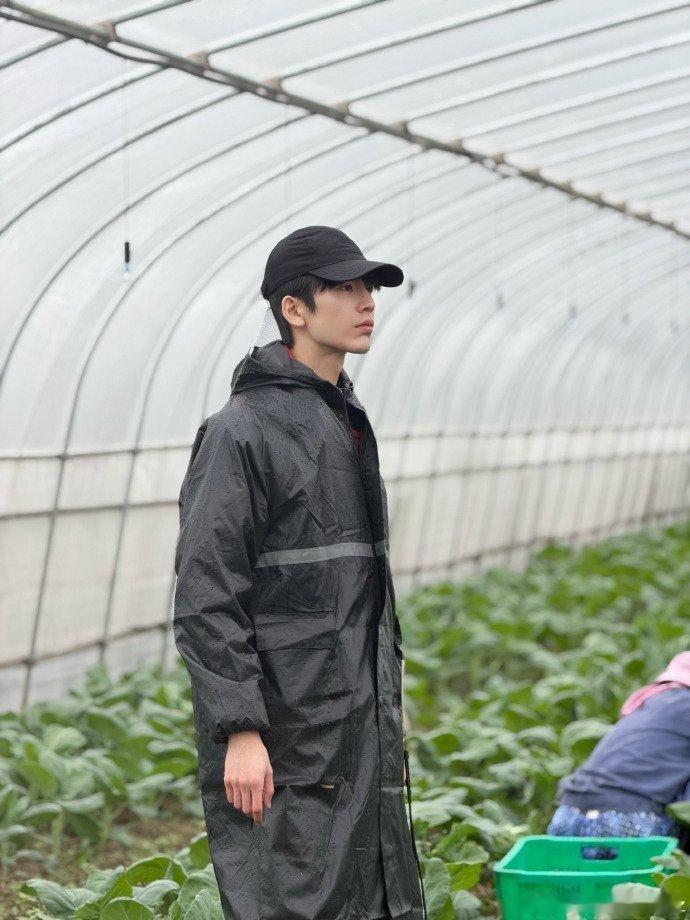 张凌赫给果树施肥太湖生态岛埋头给果树施肥，认真研究省力小技巧，干活的样子真的好可