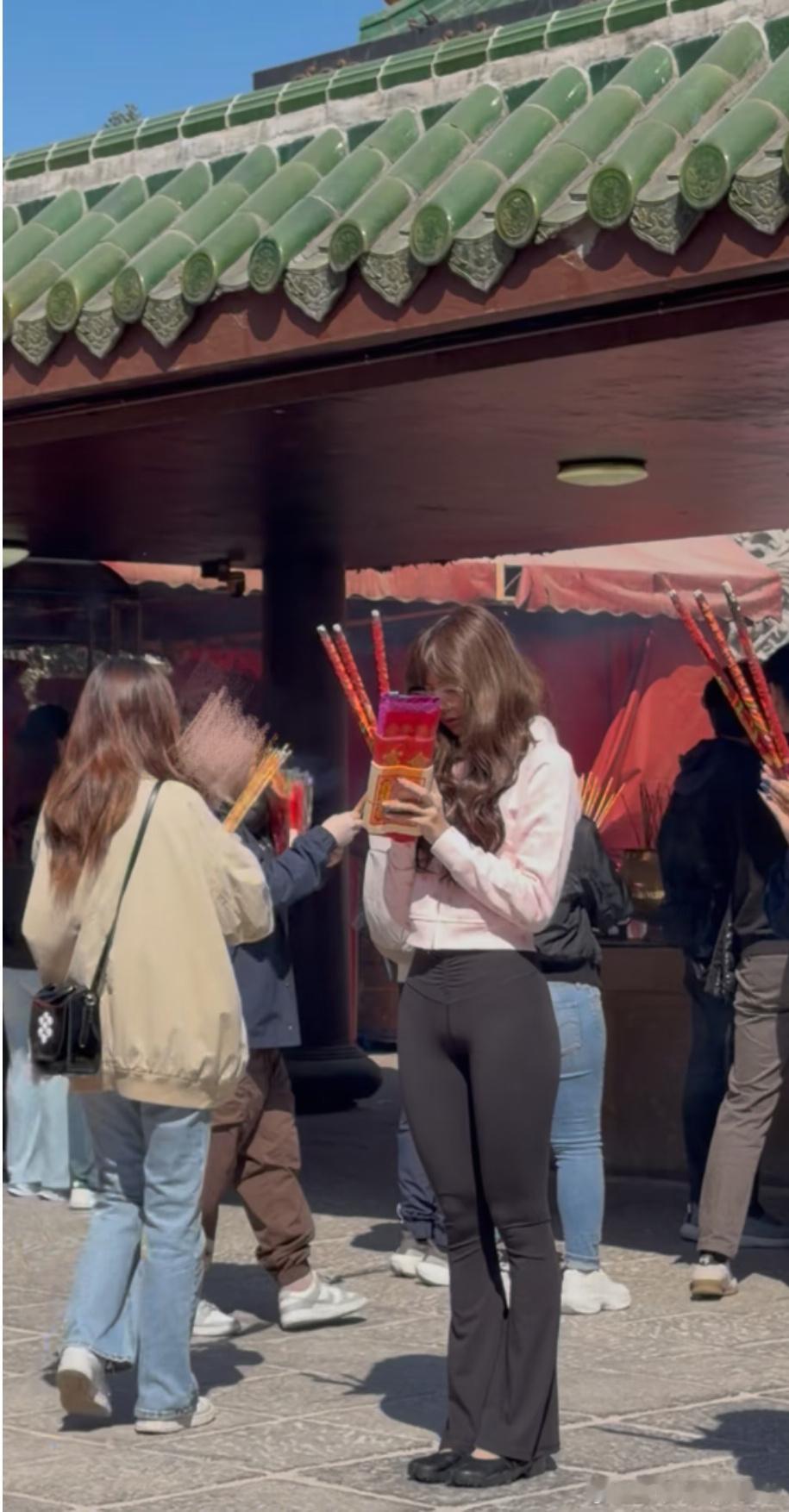 香港偶遇Lisa拜神素颜状态也太好了吧，私下穿搭好随性可爱