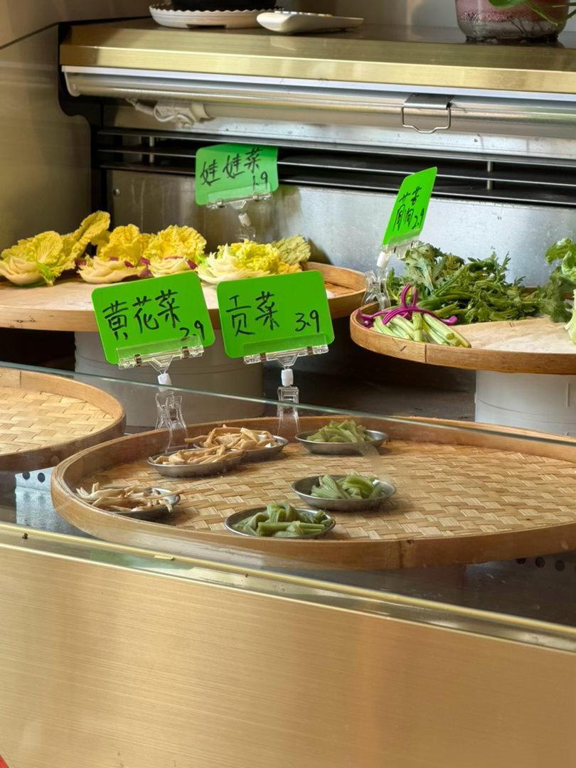 中午时候，贼想吃米线来了一家，味道还可以一结帐，居然花了60+[捂脸哭][捂脸哭]主