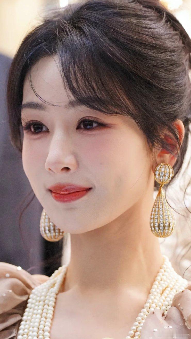 自带邻家亲和力的灵动美人，淡妆时清爽耐看，浓妆时气场全开，甜妹与御姐切换毫无压力