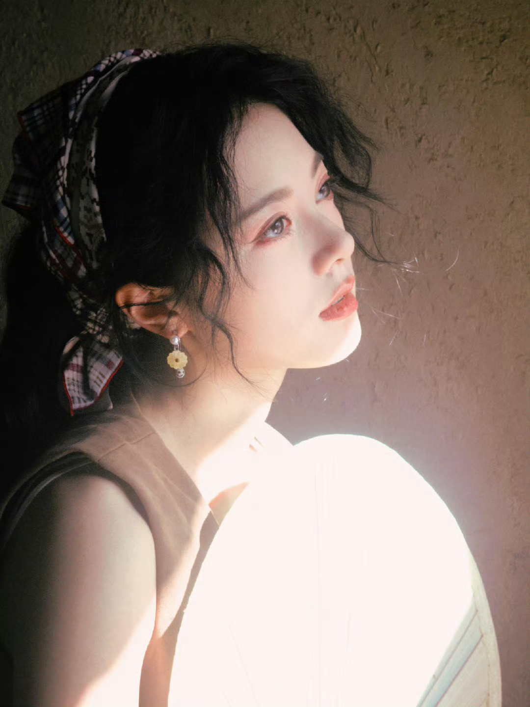 赵今麦像从宫崎骏动画里走出的少女谁看了不说一句“太贴了”？赵今麦在这套写真里，
