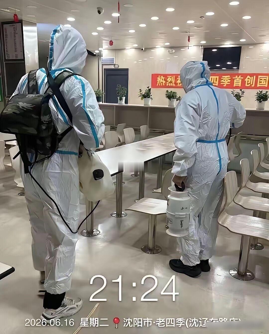 酒店应该做好预防工作，带宠物的一律不接待