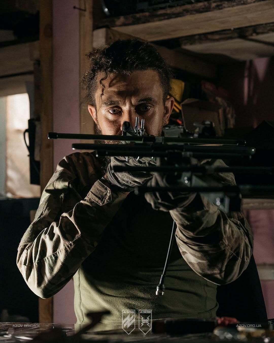 乌军第12特种作战旅通信兵在步兵抵达新阵地之前，便已先行建立通信链路。为了建立连接，他们攀上地形中的