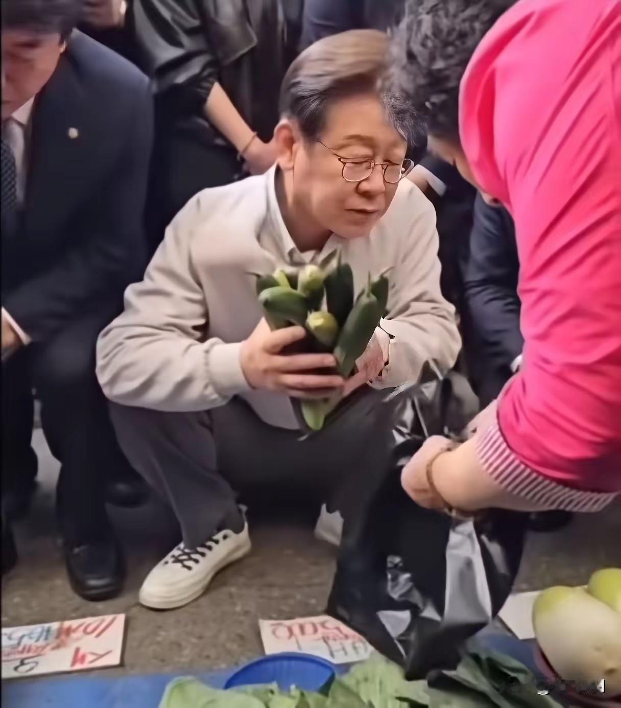 接地气的总统，如果不说是总统，谁能知道他是韩国总统李在明，和普通人有什么区别。