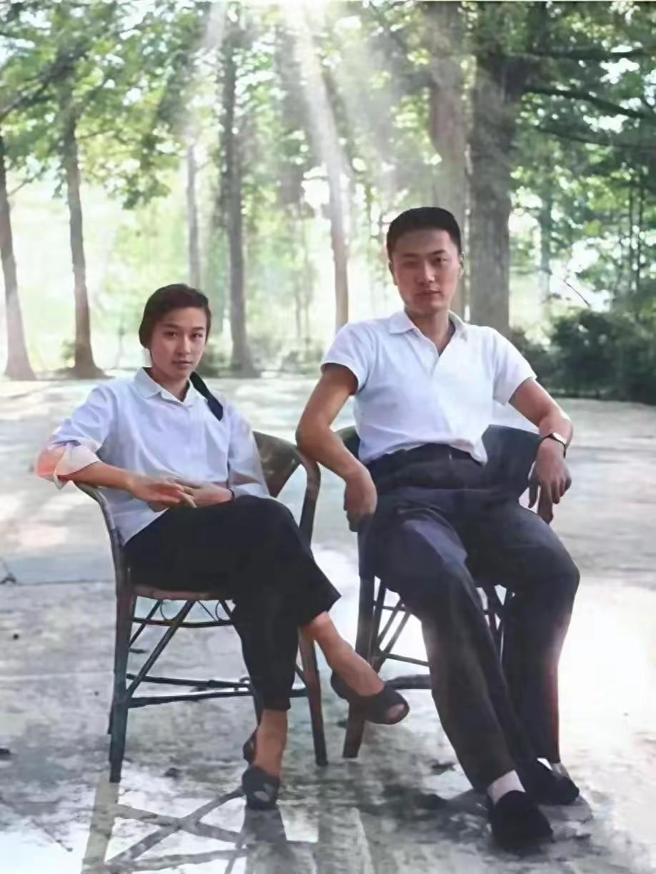 1974年，陈毅元帅之子陈小鲁与粟裕大将之女粟惠宁，在庐山度过新婚蜜月，留下了这