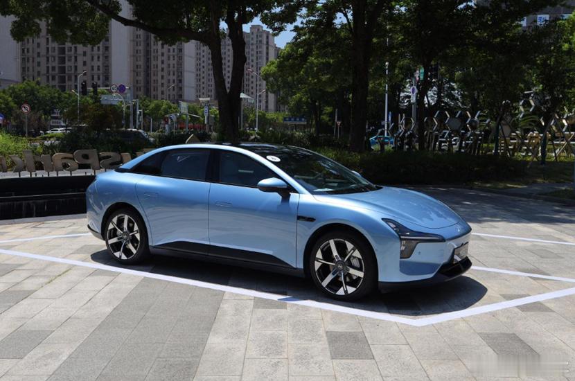 何小鹏自言50万级智驾车型下放至14万,新MONAM03对比Model3咋选