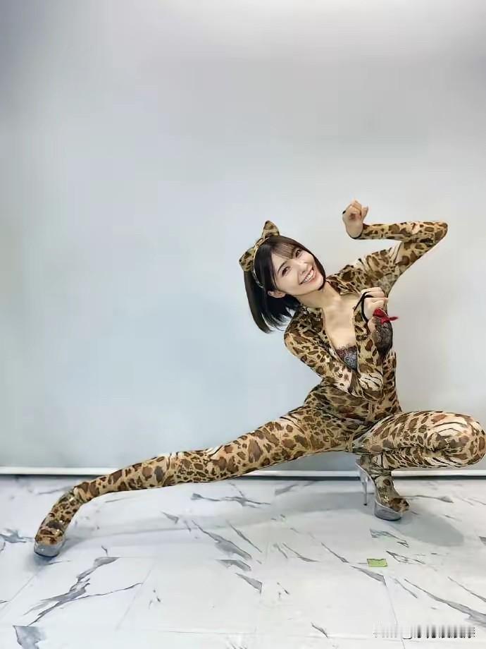 豹纹这种风格穿一身真不好看！我觉得时尚就是一点点，就像是内衣，不穿真的不性感，