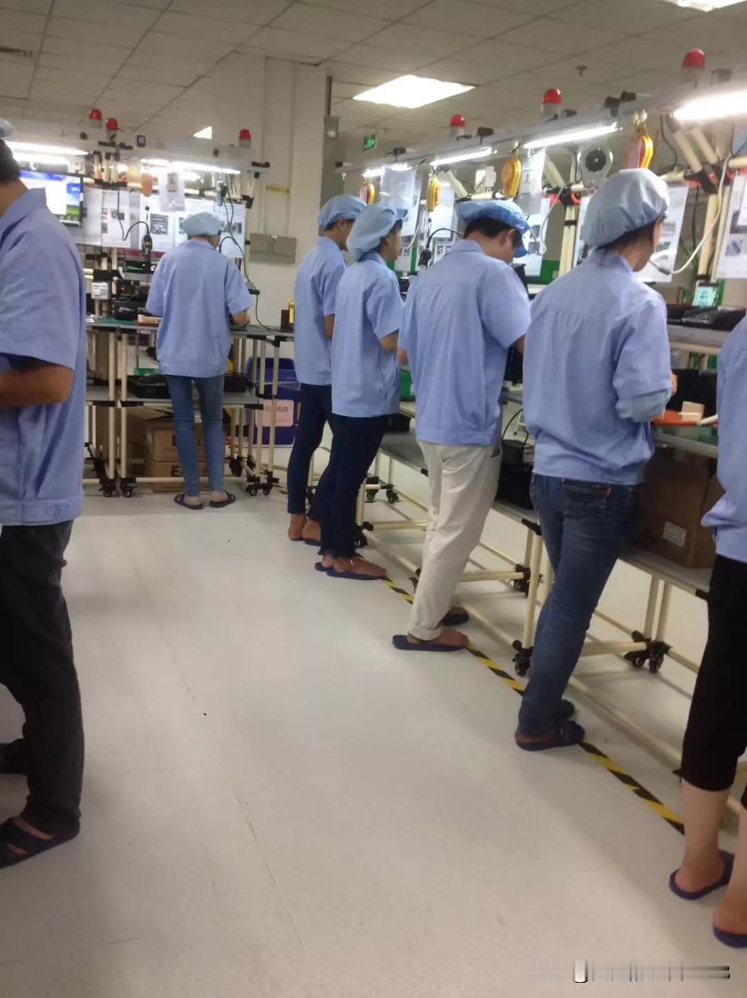 制造业，为了招年轻人，招工的时候又是卡年龄，又是去学校校招，最终招到了，也还