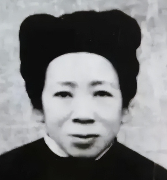 1988年，一农民正在地里干农活。村长突然气喘吁吁的跑过来：“别干了，快回去，你