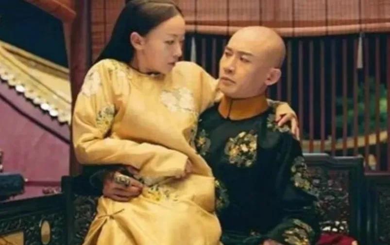 1756年，令妃生下第一个孩子还未出月子，乾隆就迫不及待宠幸她，此后10年她怀孕