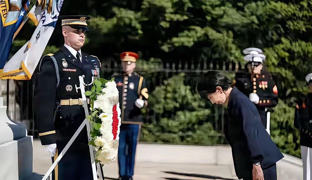 她开创了日本首相的先例：称80年前炸死自己20万兄弟姐妹的异国士兵为“先烈”。