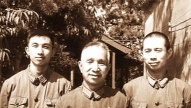 粟裕对长子粟戎生非常严格。以至于粟戎生的班主任都忍不住问他：“你是不是你妈妈亲生