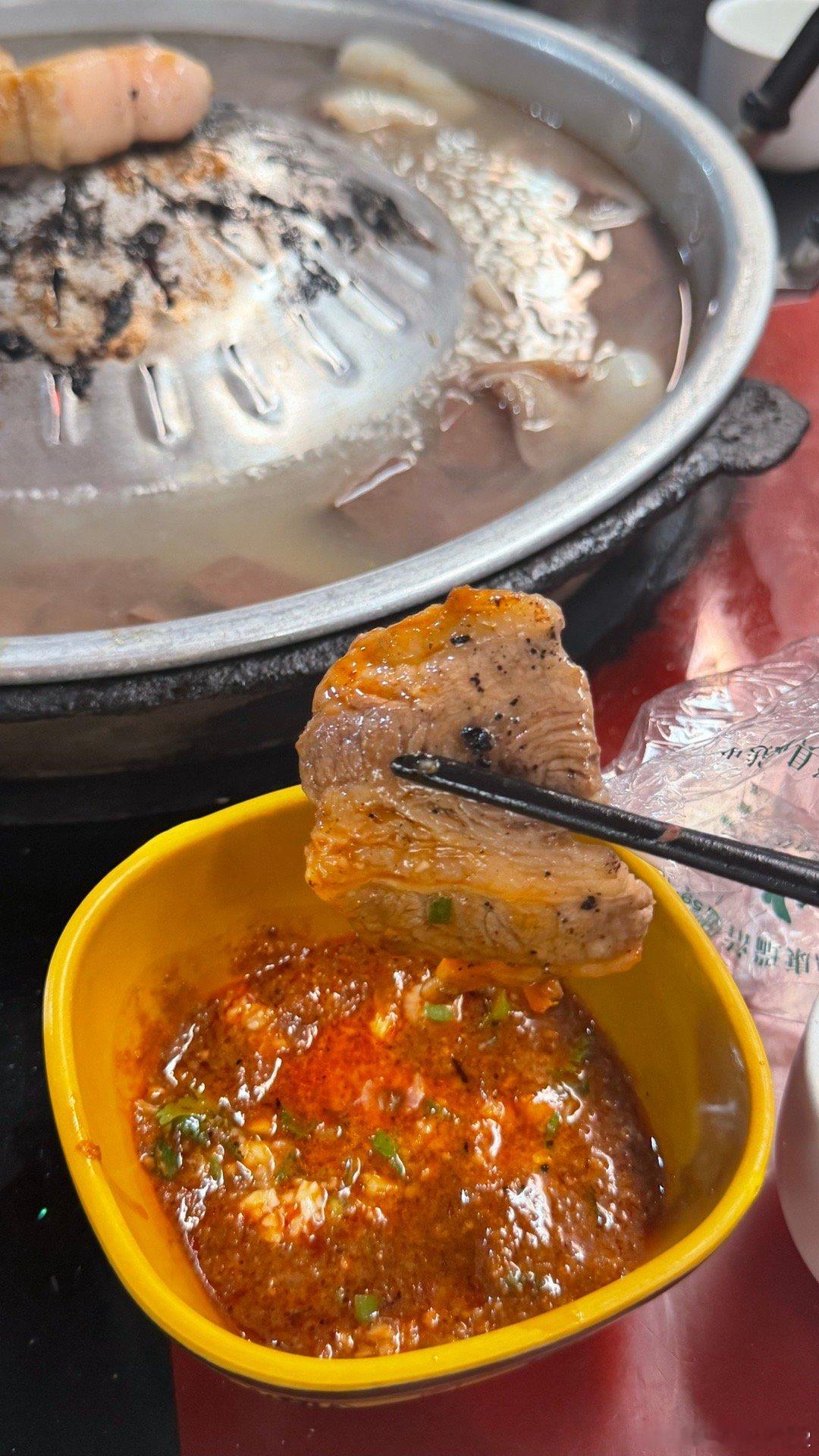 逛完来吃老挝火锅，中间烤肉四周涮菜很方便，很像在清迈吃的泰北小火锅。胸标必点，肉