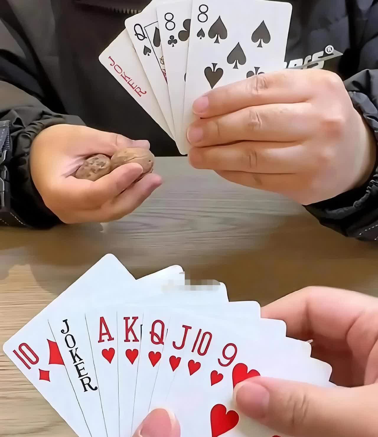 紧急求助！一哥们说这把牌我要是赢了，他把妹妹介绍给我！我是红方，我先出！[无奈吐舌]