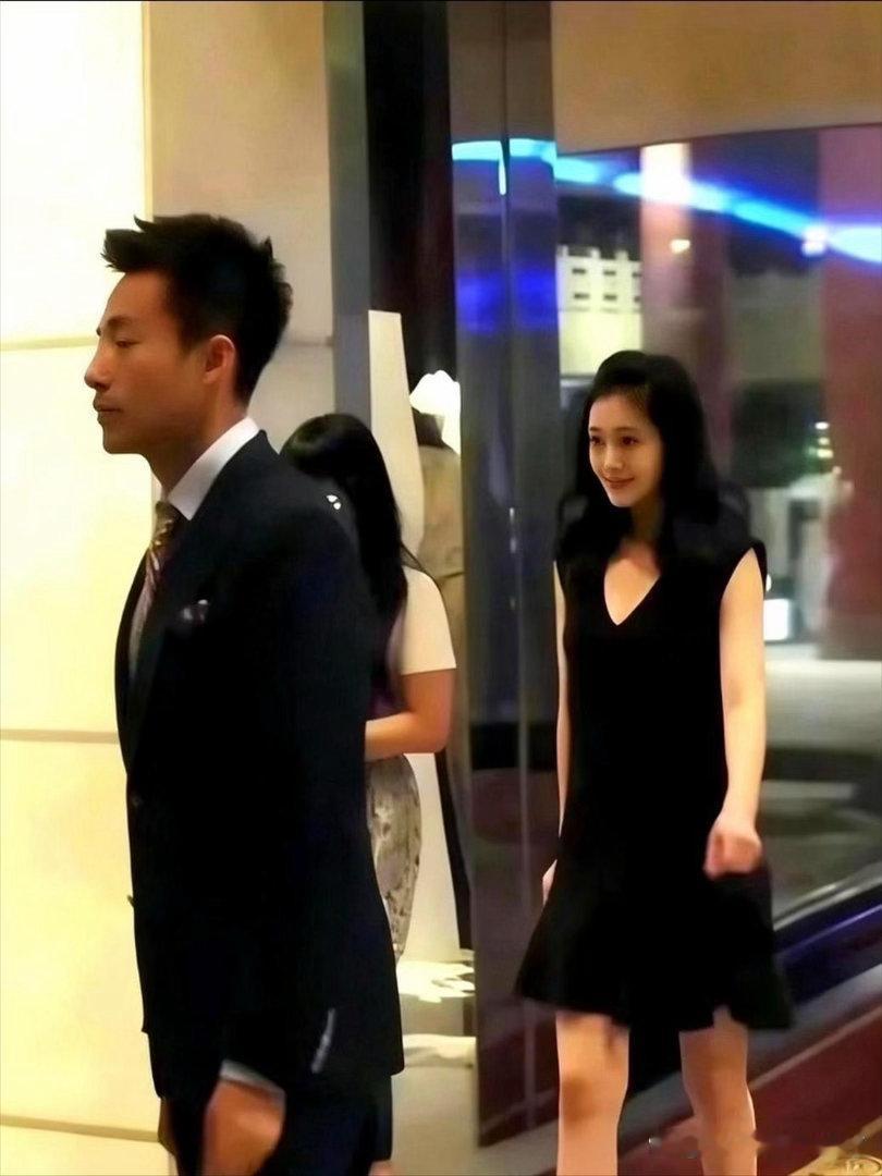 这是2010年安以轩生日局，大S穿条黑长裙，头发披着，说话软糯糯的，笑起来软乎乎