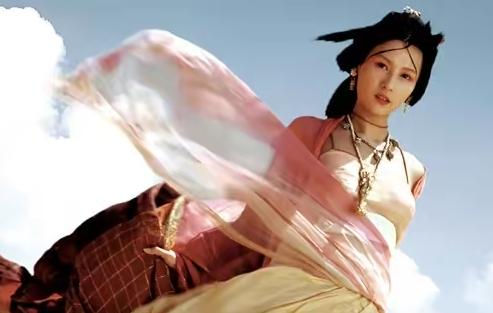 山西一女子婚前有个老相好，两人在各自成婚后仍偷偷往来。红绸包着的桂花糕还藏在