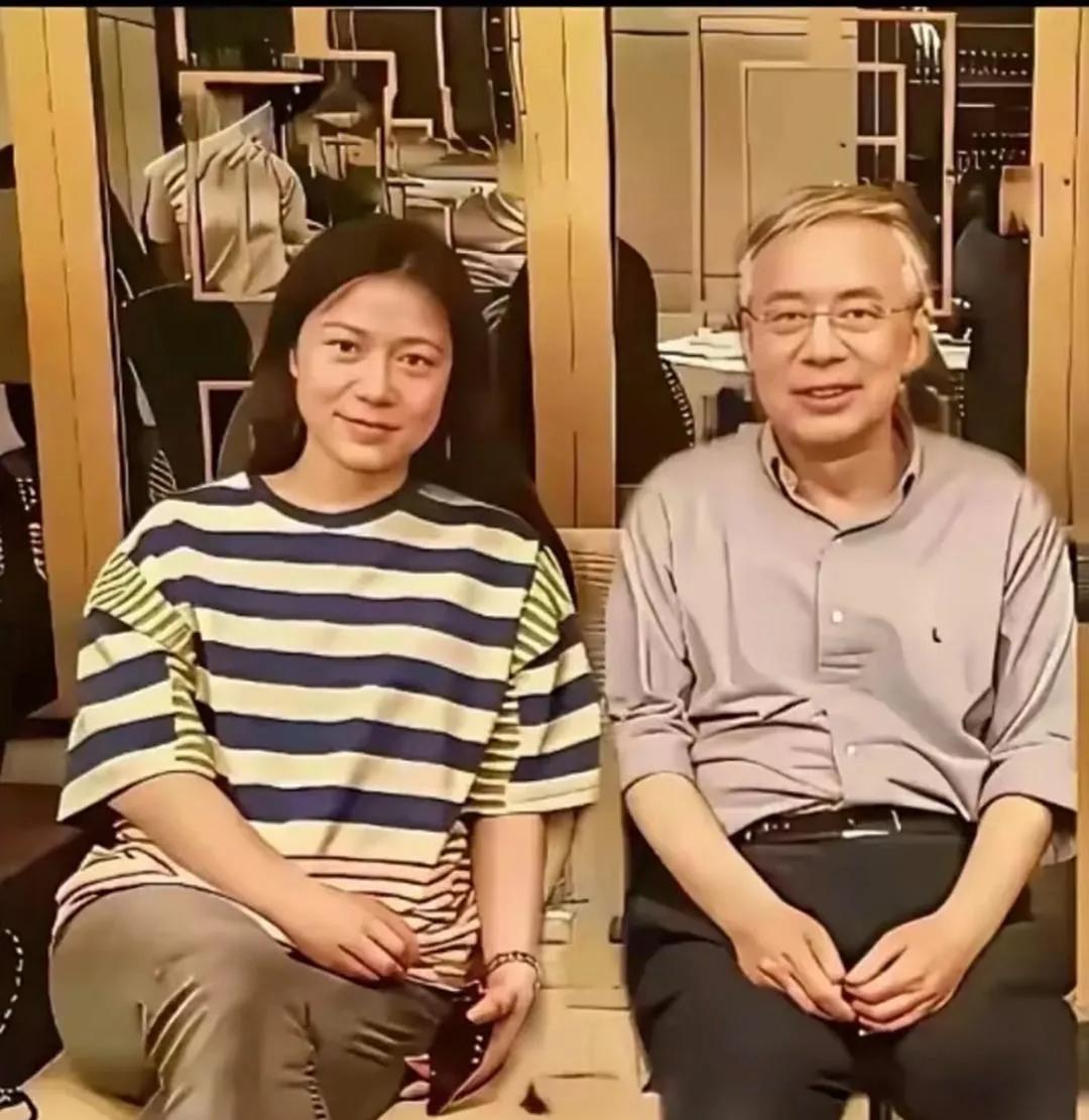 这张照片翁帆和杨振宁大儿子一起拍摄，看着就挺感慨。杨振宁大儿子74岁，翁帆49