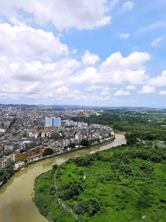 儿子广西大学毕业，毕业那年跟广西防城港移动公司签订了就业合同。那就是个小县城，我